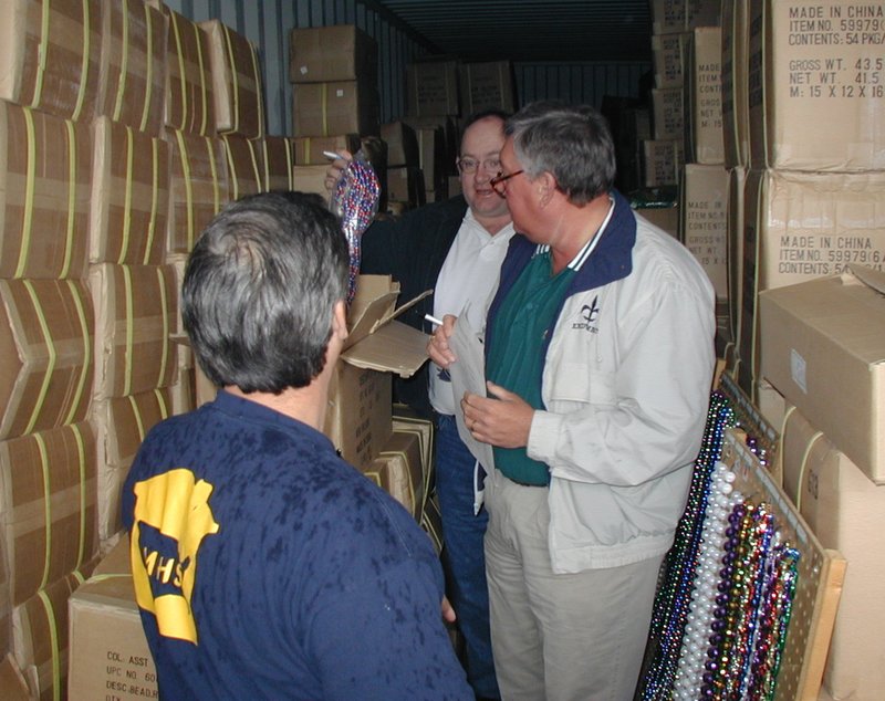 2002/01(January)/CoronationBall/800x600_2002-01-12-Mardi-Gras-bead-shopping-3-John-Randy.JPG