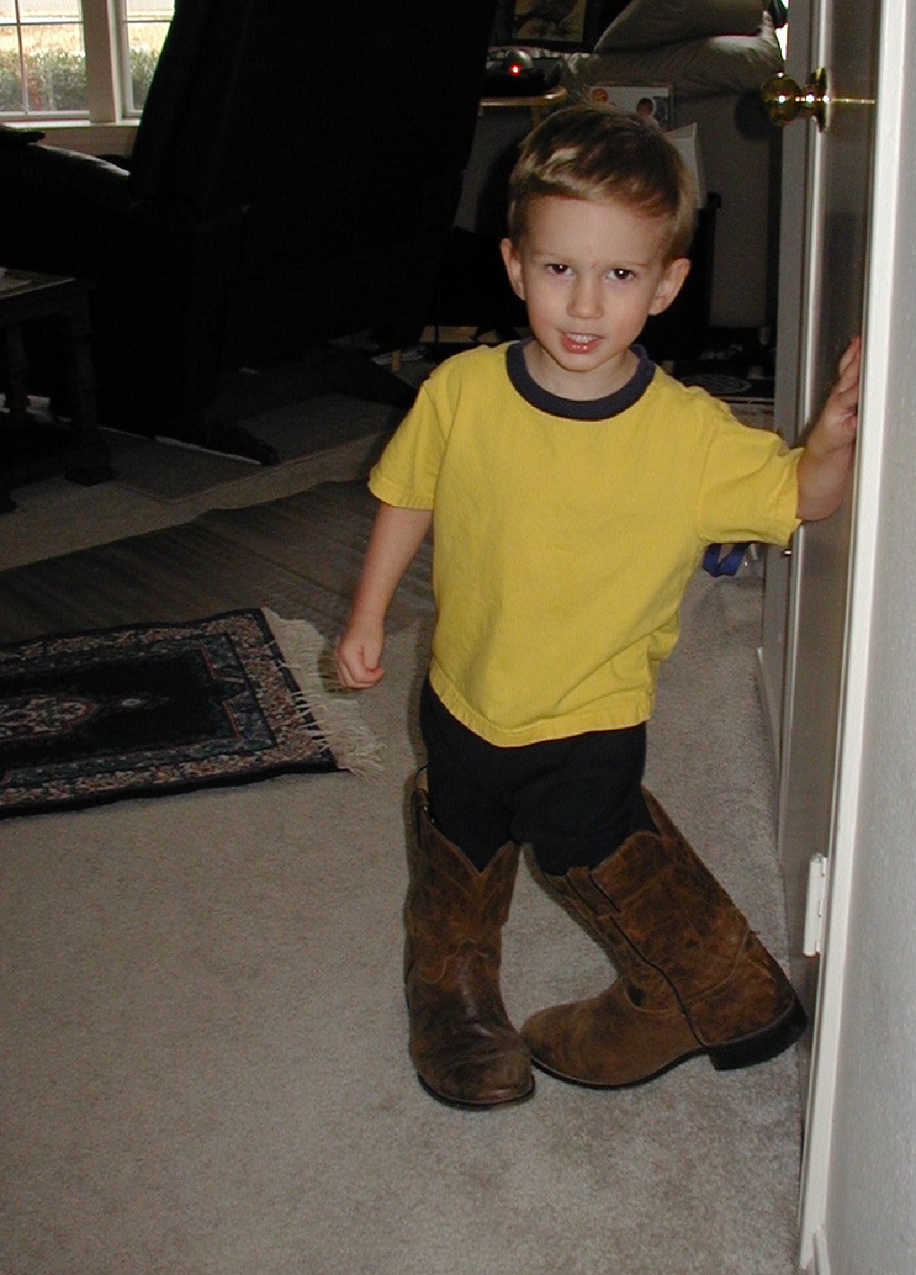 2002/01(January)/Misc/1024x768_2002-01-05-Chance-in-Travis-boots-2.JPG
