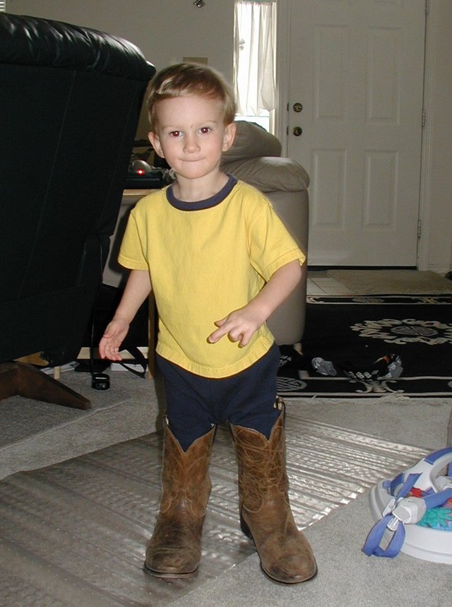 2002/01(January)/Misc/640x480_2002-01-05-Chance-in-Travis-boots-1.JPG