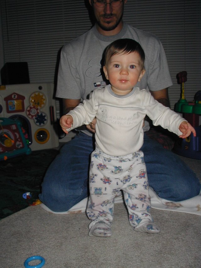 2002/01(January)/Misc/640x480_2002-01-05-Dax-walking-8.JPG