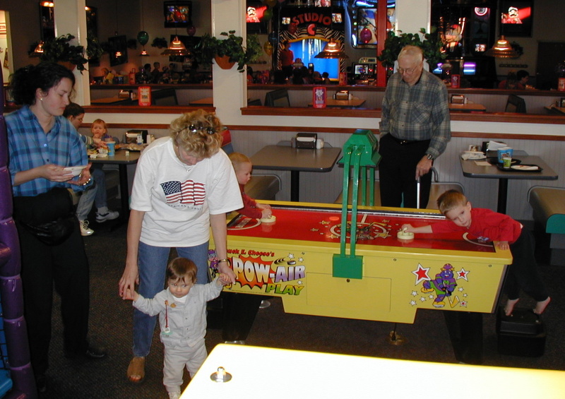 2002/02(February)/800x600_2002-02-20-21-Dax-Suzi-Janeen-Melvin-Chance.JPG