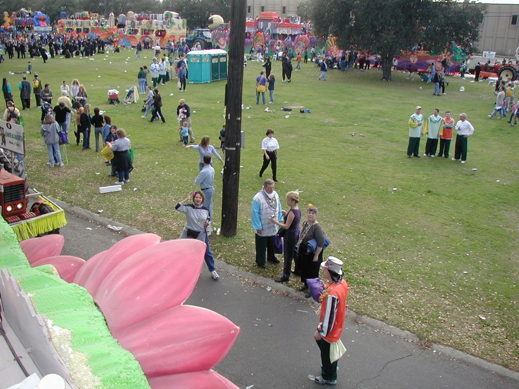 2002/02(February)/MardiGras/1024x768_2002-02-09-13-preparing-for-parade-Jim-Janeen-Shirley.JPG