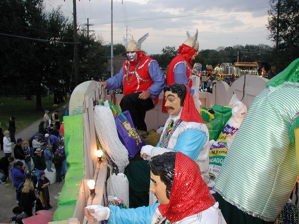 2002/02(February)/MardiGras/1024x768_2002-02-09-18-Parade-Randy-Jim-John.JPG
