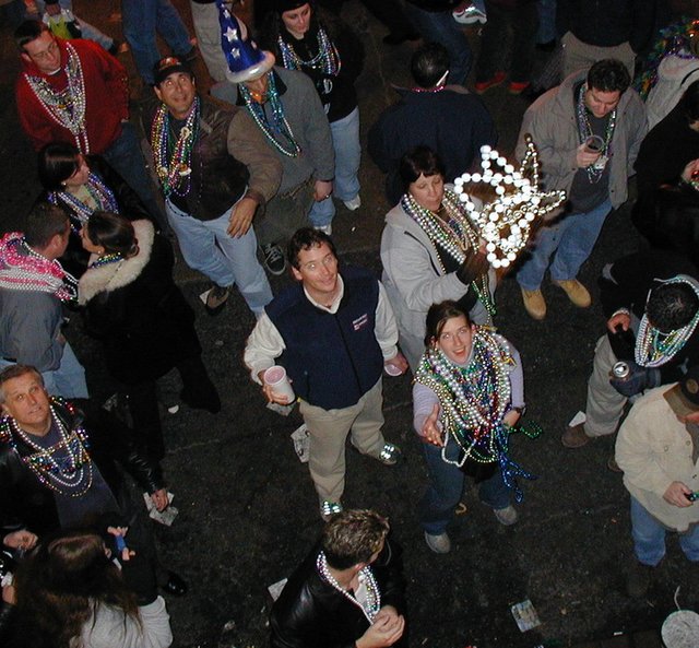 2002/02(February)/MardiGras/640x480_2002-02-07-Mardi-Gras-Balcony-3-beads-midair.JPG