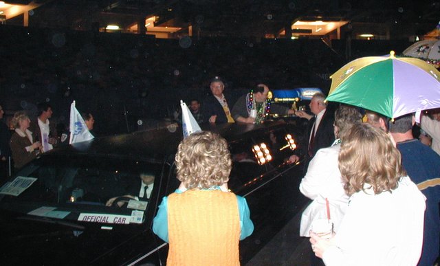 2002/02(February)/MardiGras/640x480_2002-02-08-Mardi-Gras-Beans-n-Jeans-7-Jason-Alexander-arrives.JPG