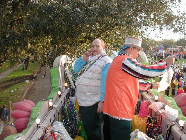 2002/02(February)/MardiGras/640x480_2002-02-09-16-preparing-for-parade-John.JPG