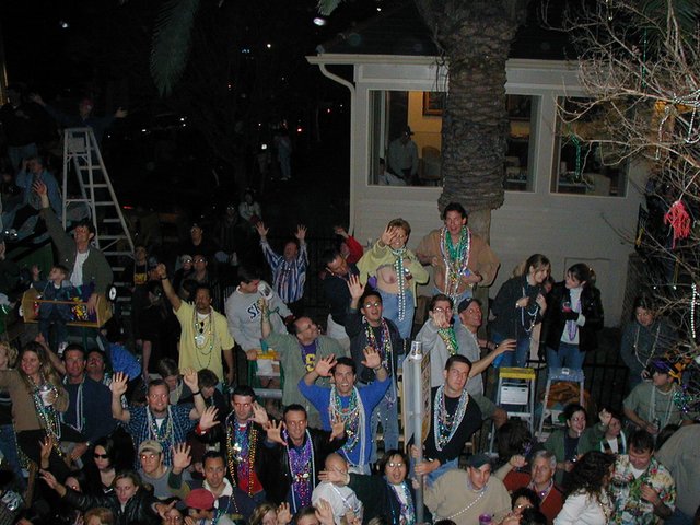 2002/02(February)/MardiGras/640x480_2002-02-09-19-Parade-crowd.JPG