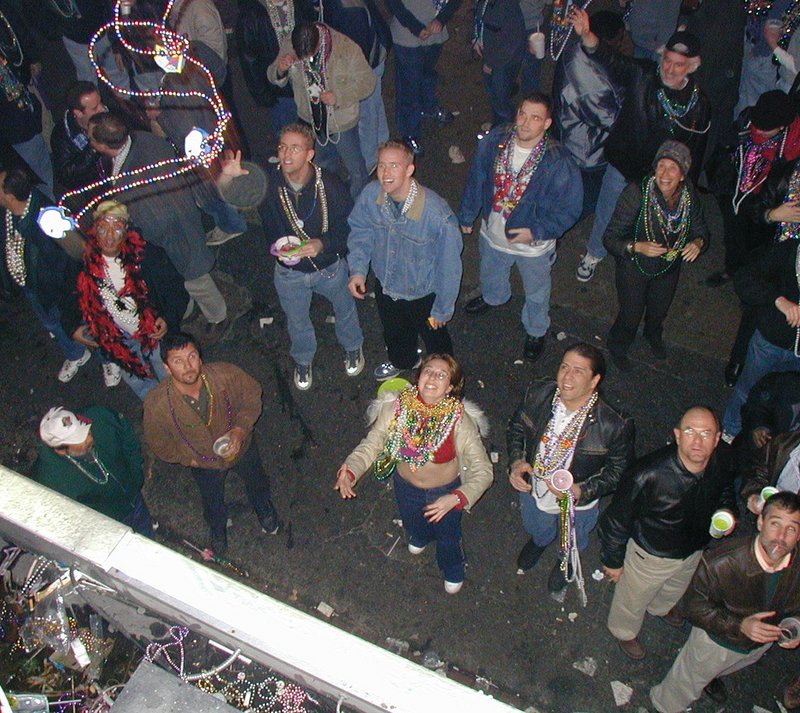 2002/02(February)/MardiGras/800x600_2002-02-07-Mardi-Gras-Balcony-5-beads-midair.JPG