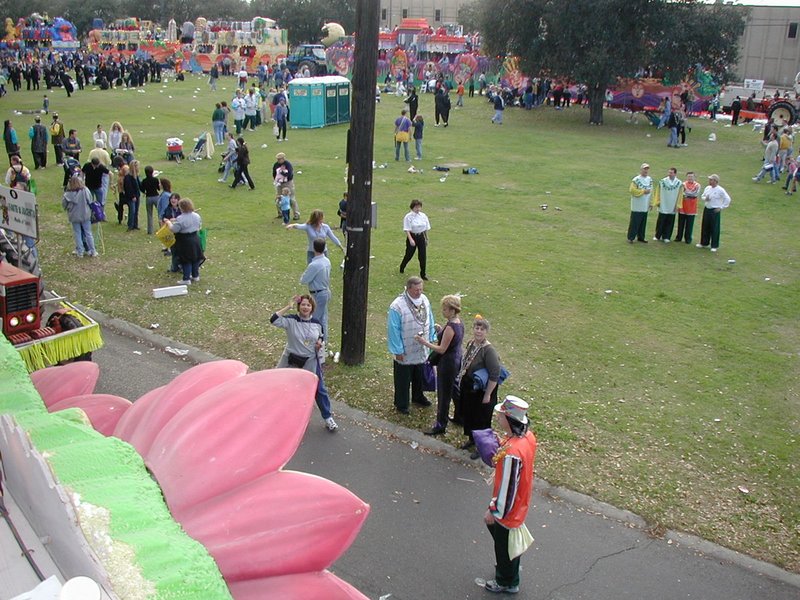 2002/02(February)/MardiGras/800x600_2002-02-09-13-preparing-for-parade-Jim-Janeen-Shirley.JPG
