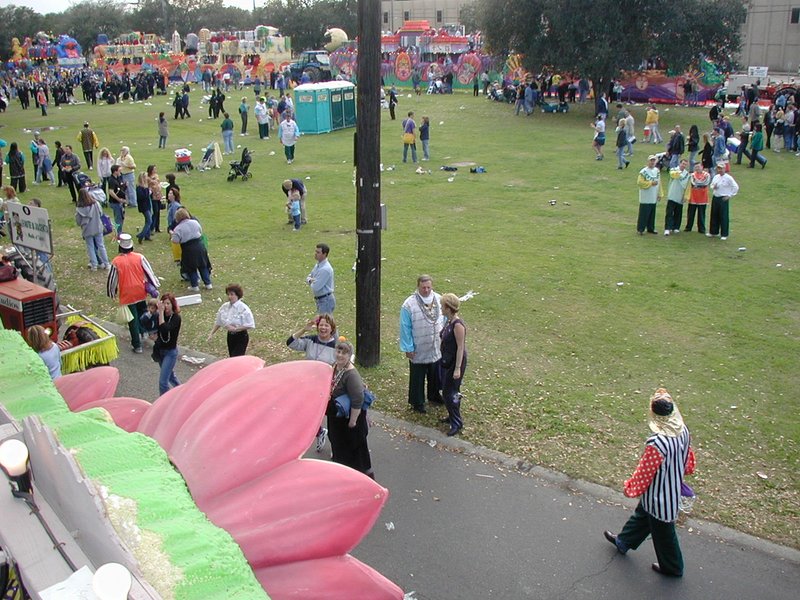 2002/02(February)/MardiGras/800x600_2002-02-09-14-preparing-for-parade-Jim-Janeen.JPG