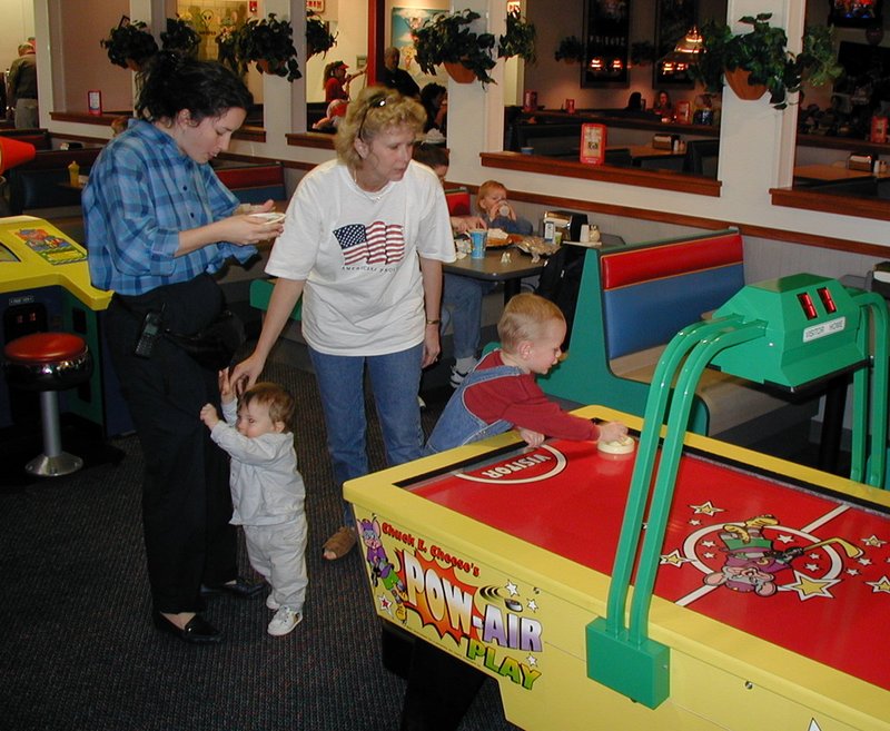 2002/02(February)/Melvin-Mary-Visit/2002-02-20-20-Dax-Suzi-Janeen-Vale.JPG