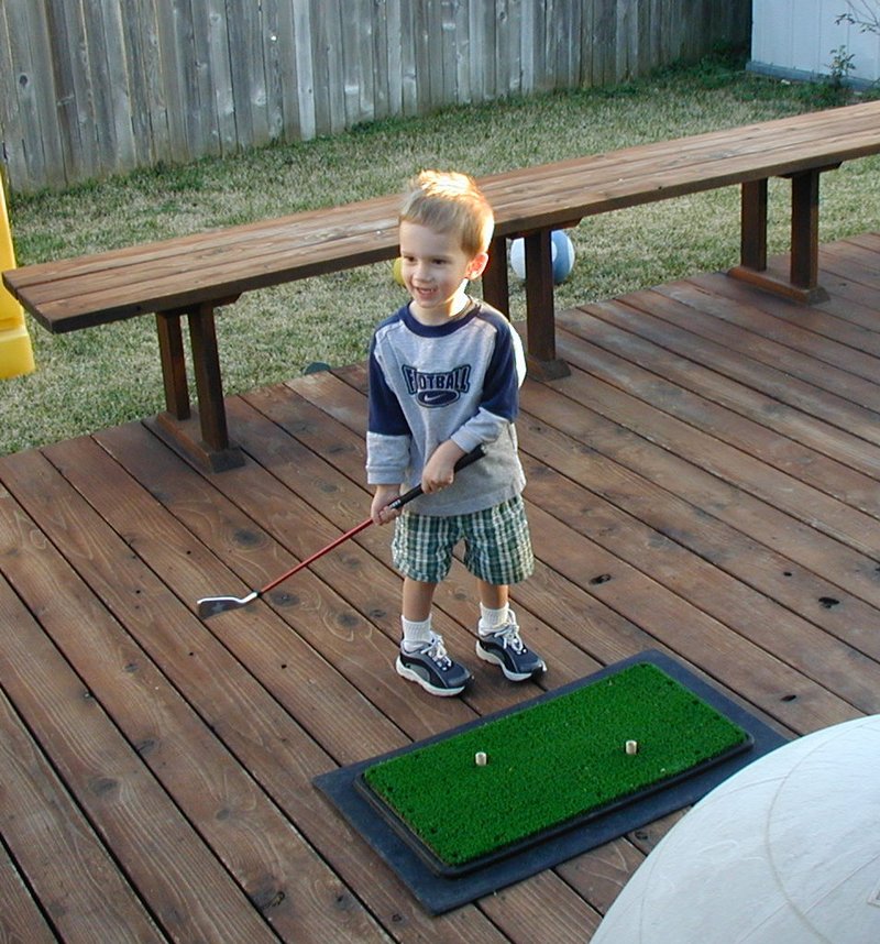 2002/02(February)/Melvin-Mary-Visit/800x600_2002-02-23-3-Chance-golfing.JPG