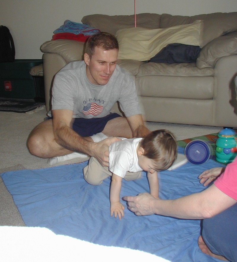 2002/02(February)/Misc/800x600_2002-02-17-Dax-learning-to-walk-01.JPG