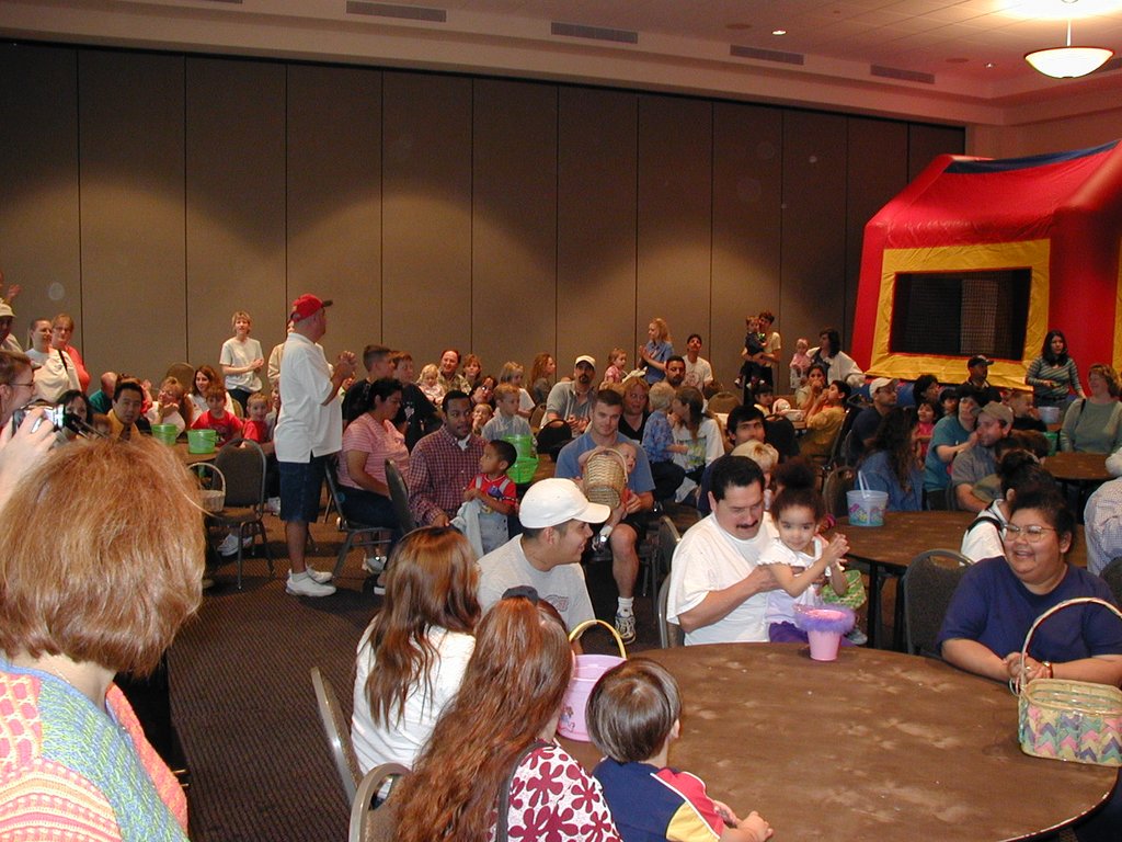 2002/03(March)/Easter/1024x768_2002-03-30-Easter-05-Dell-Diamond-crowd.JPG