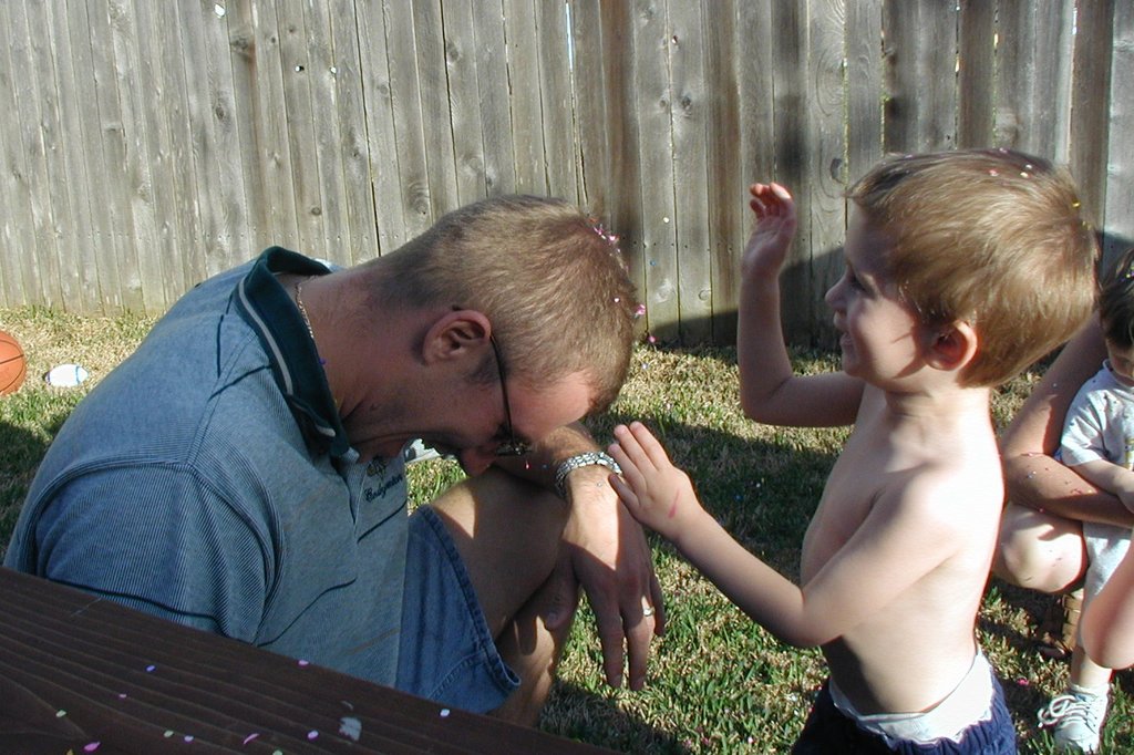 2002/03(March)/Easter/1024x768_2002-03-30-Easter-26-confetti-eggs-Travis-Chance.JPG