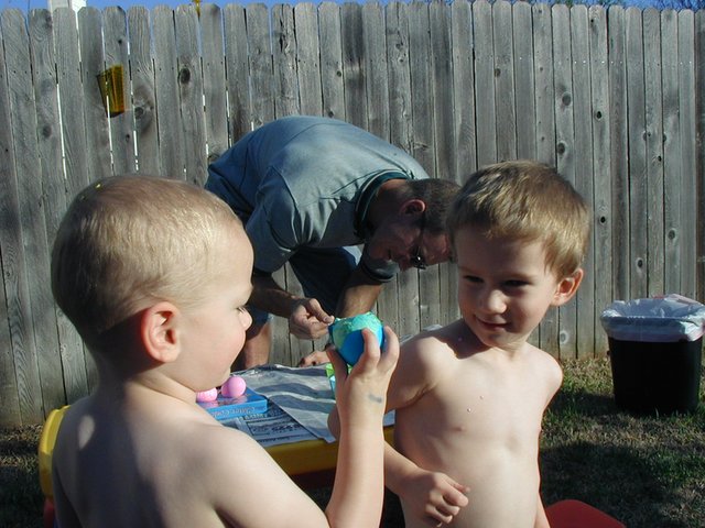 2002/03(March)/Easter/640x480_2002-03-30-Easter-17-confetti-eggs-Vale-Chance.JPG