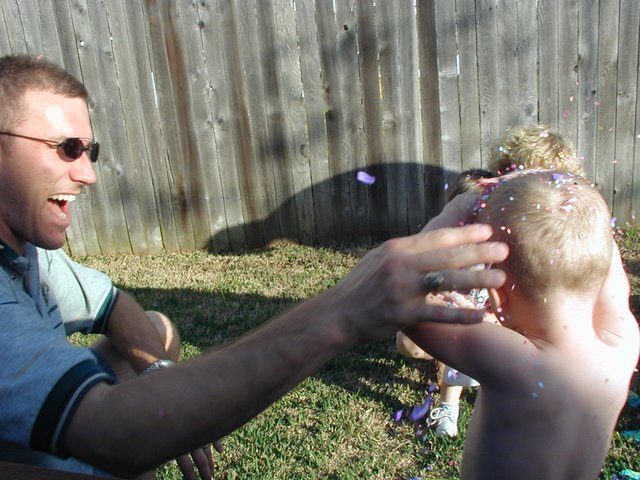 2002/03(March)/Easter/640x480_2002-03-30-Easter-25-confetti-eggs-Travis-Vale.JPG