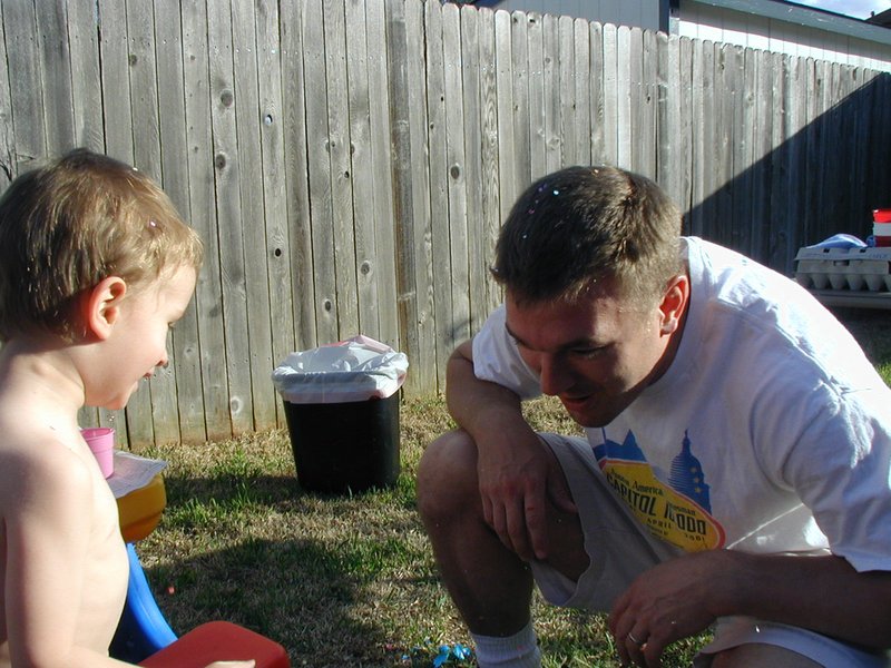 2002/03(March)/Easter/800x600_2002-03-30-Easter-16-confetti-eggs-Chance-Justin.JPG