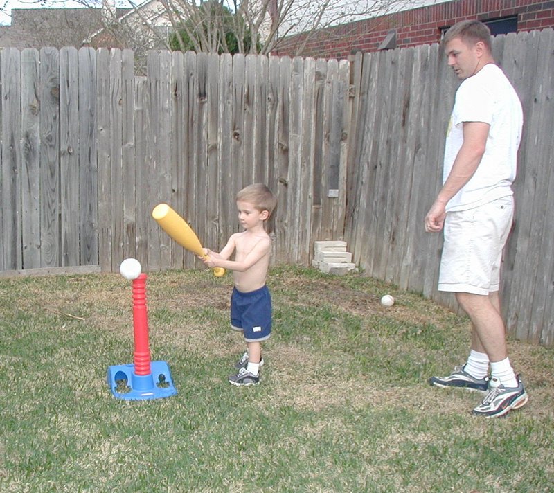 2002/03(March)/Easter/800x600_2002-03-30-Easter-32-Justin-Chance-bat.JPG