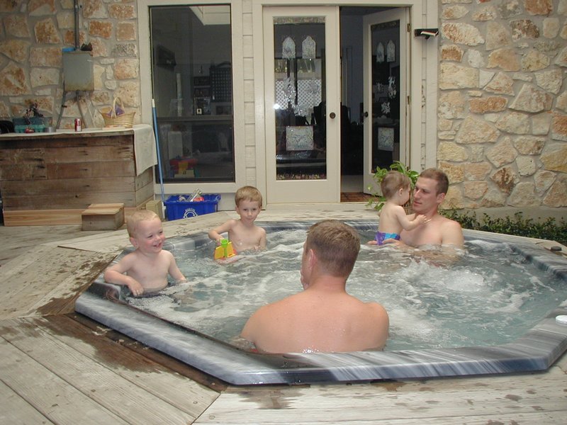 2002/03(March)/Easter/800x600_2002-03-31-Easter-11-hottub-Travis-Dax-Chance-Vale-Justin.JPG