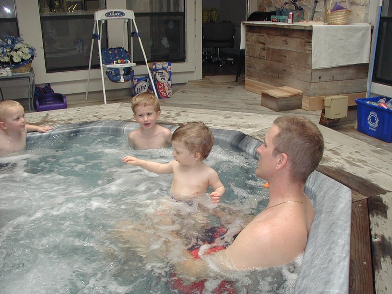 2002/03(March)/Easter/800x600_2002-03-31-Easter-14-hottub-Travis-Dax-Chance-Vale.JPG