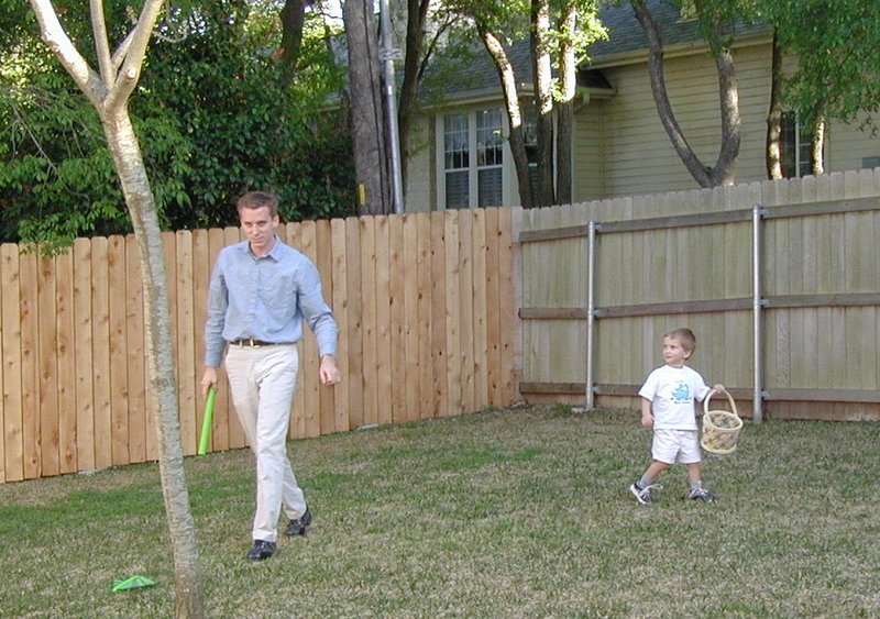 2002/03(March)/Easter/800x600_2002-03-31-Easter-15-hunting-eggs-Chance-Josh.JPG