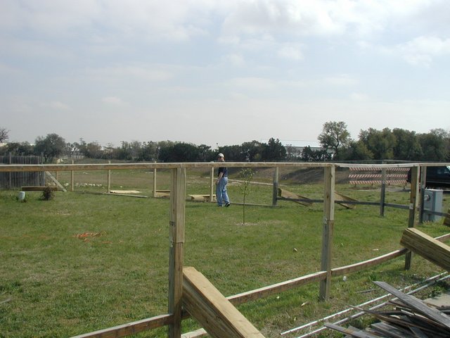 2002/03(March)/Misc/640x480_2002-03-23-Fence-work-1-Travis-Justin.JPG