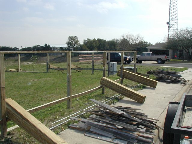2002/03(March)/Misc/640x480_2002-03-23-Fence-work-2-Travis-Justin.JPG