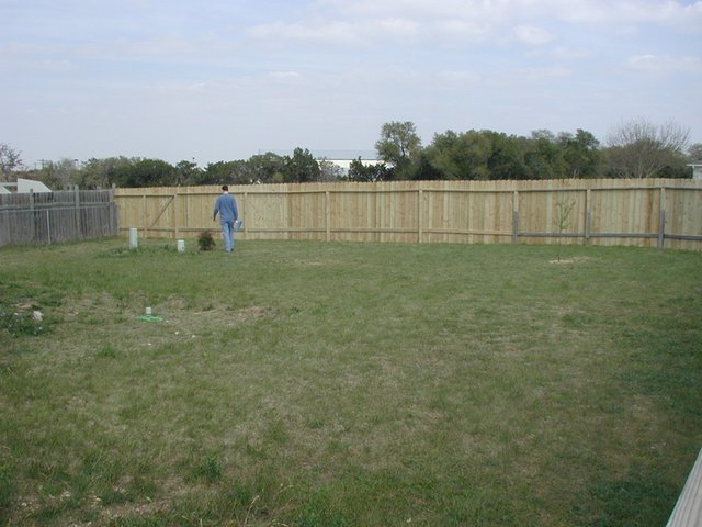 2002/03(March)/Misc/640x480_2002-03-23-Fence-work-6-Travis-Justin.JPG
