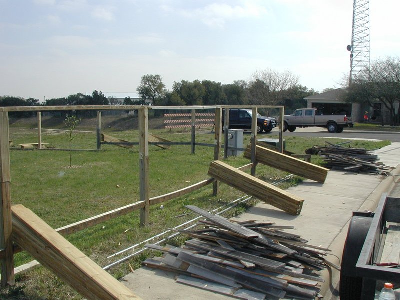 2002/03(March)/Misc/800x600_2002-03-23-Fence-work-2-Travis-Justin.JPG