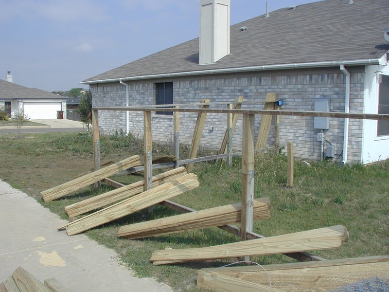 2002/03(March)/Misc/800x600_2002-03-23-Fence-work-3-Travis-Justin.JPG