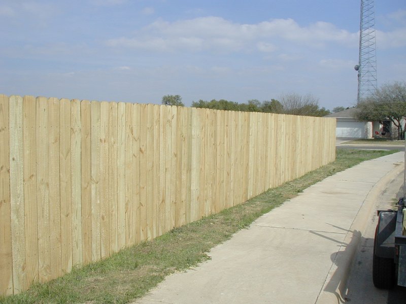 2002/03(March)/Misc/800x600_2002-03-23-Fence-work-4-Travis-Justin.JPG