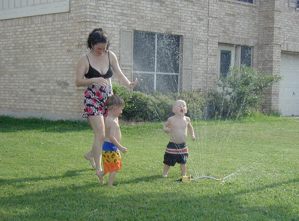 2002-04-28-09-sprinkler-Vale-Suzi-Chance.JPG