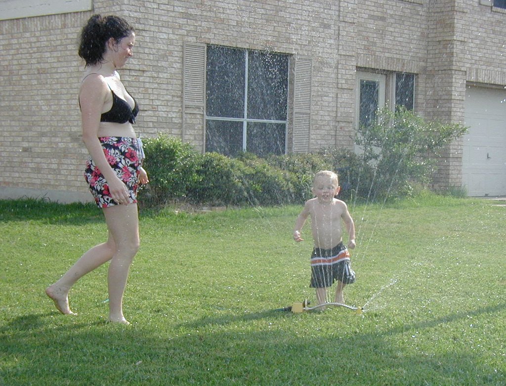 2002/04(April)/Misc/1024x768_2002-04-28-10-sprinkler-Vale-Suzi.JPG