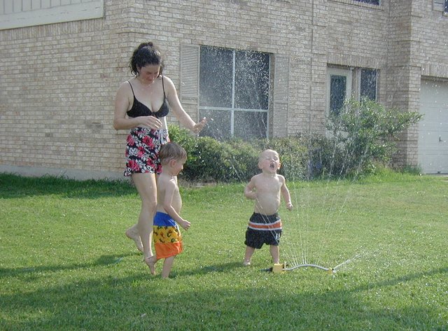 2002-04-28-09-sprinkler-Vale-Suzi-Chance.JPG