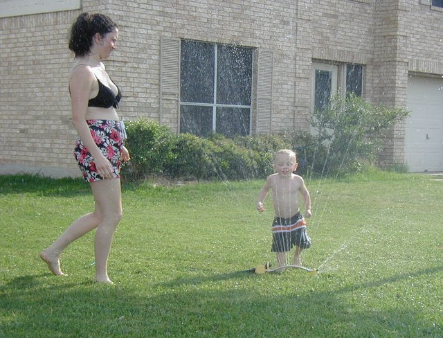 2002/04(April)/Misc/640x480_2002-04-28-10-sprinkler-Vale-Suzi.JPG