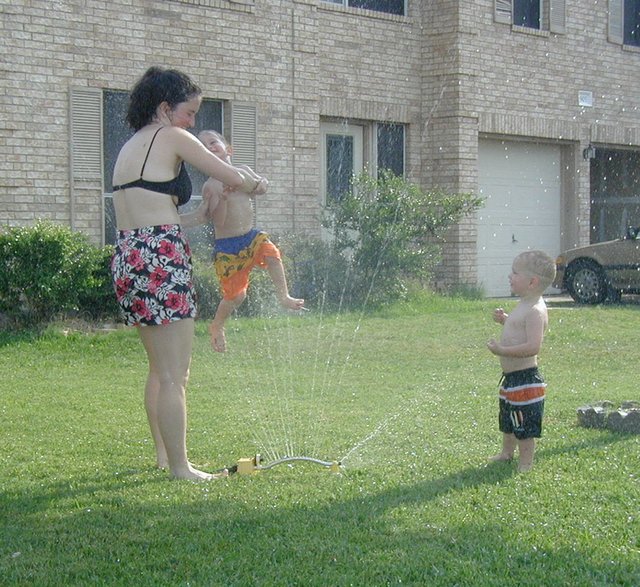 2002-04-28-11-sprinkler-Vale-Suzi-Chance.JPG