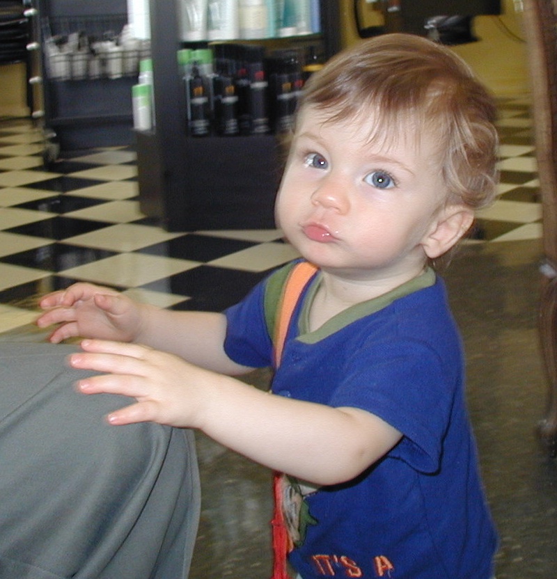 2002/04(April)/Misc/800x600_2002-04-23-01-Dax-1st-Haircut.JPG