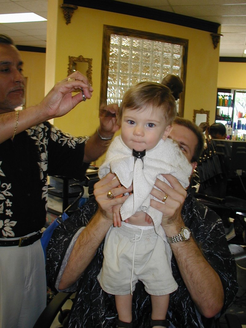 2002/04(April)/Misc/800x600_2002-04-23-20-Dax-1st-Haircut.JPG