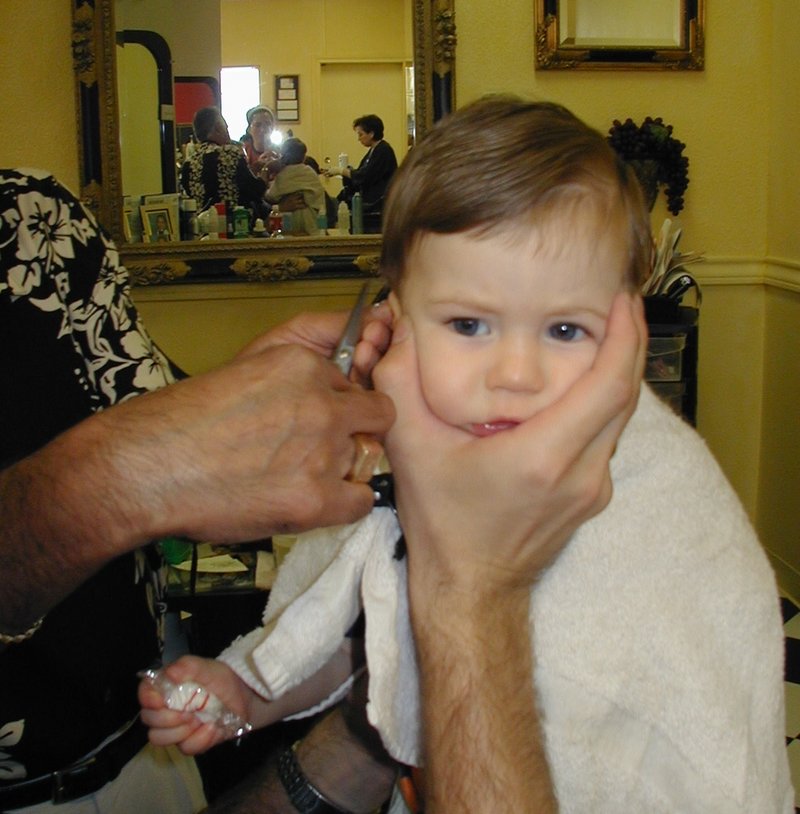 2002/04(April)/Misc/800x600_2002-04-23-31-Dax-1st-Haircut.JPG