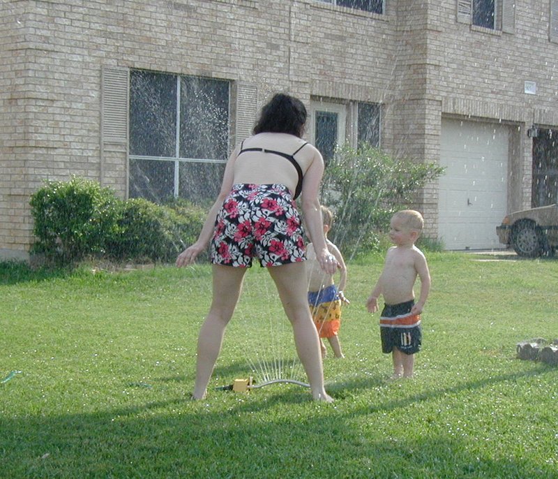 2002-04-28-07-sprinkler-Vale-Suzi-Chance.JPG