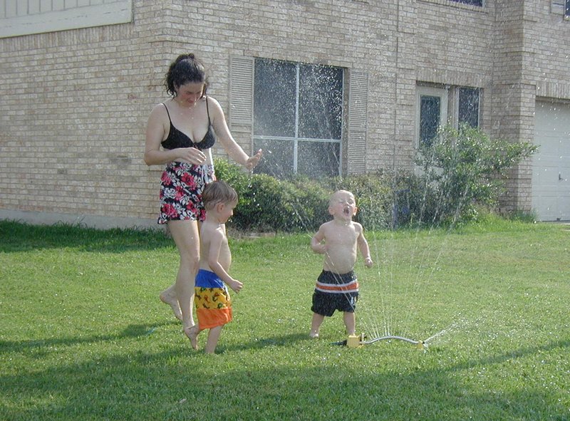 2002/04(April)/Misc/800x600_2002-04-28-09-sprinkler-Vale-Suzi-Chance.JPG