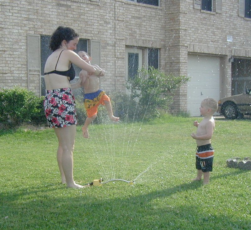 2002/04(April)/Misc/800x600_2002-04-28-11-sprinkler-Vale-Suzi-Chance.JPG