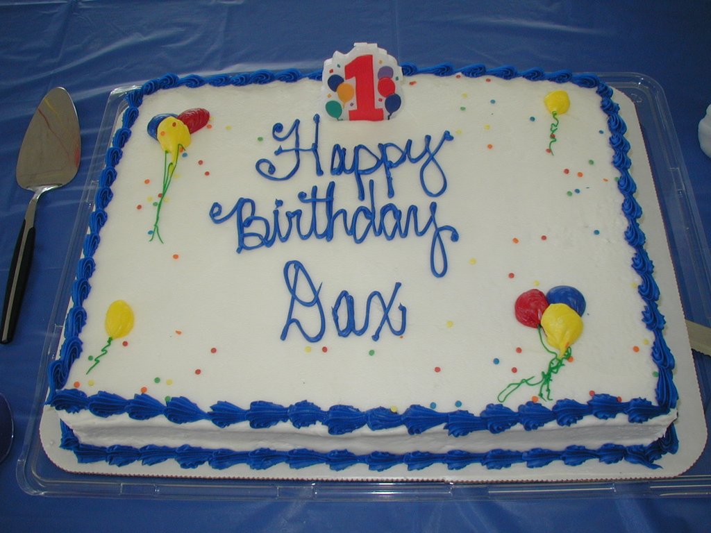 2002/05(May)/Dax-1st-Bday/1024x768_2002-05-05-Dax-Bday-02-cake.JPG