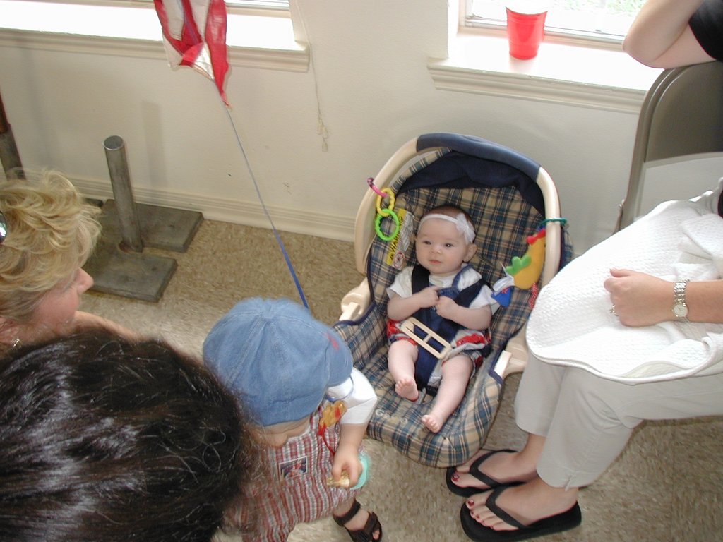2002/05(May)/Dax-1st-Bday/1024x768_2002-05-05-Dax-Bday-14-Kyla.JPG