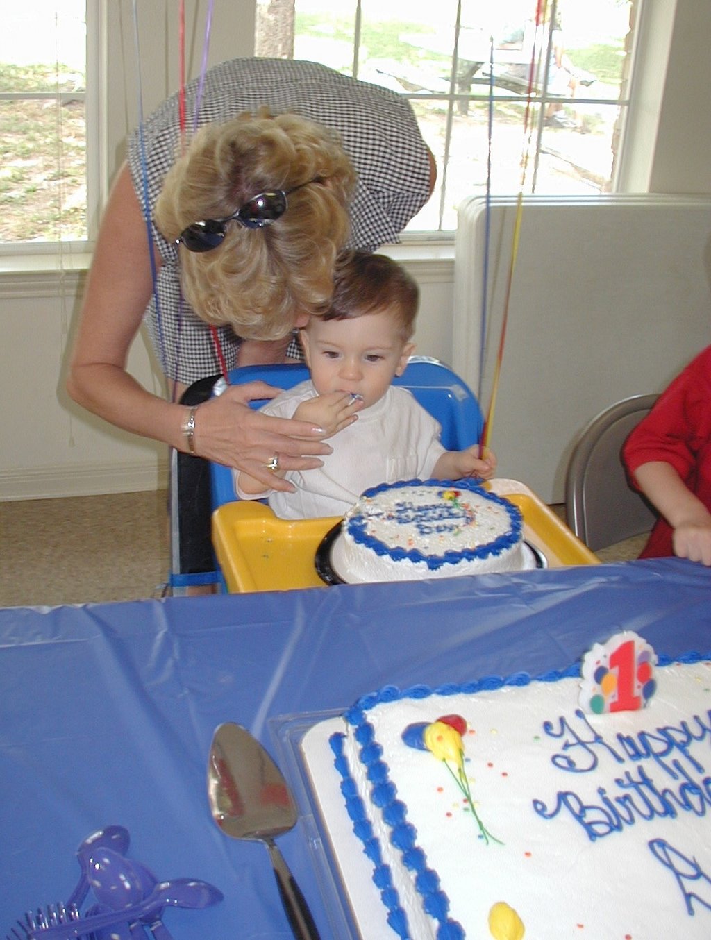 2002/05(May)/Dax-1st-Bday/1024x768_2002-05-05-Dax-Bday-22-eating-cake-Janeen.JPG