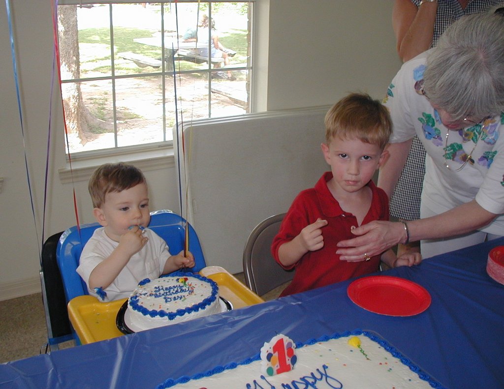 2002/05(May)/Dax-1st-Bday/1024x768_2002-05-05-Dax-Bday-23-eating-cake-Chance.JPG