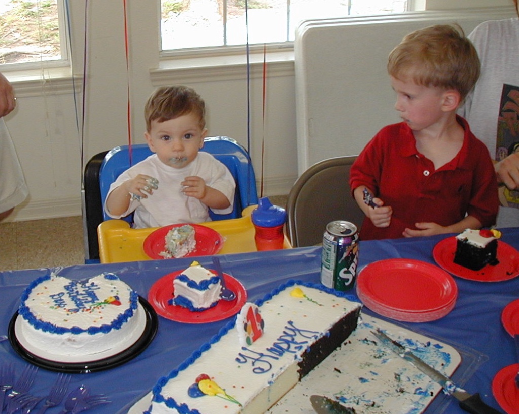 2002/05(May)/Dax-1st-Bday/1024x768_2002-05-05-Dax-Bday-25-eating-cake-Chance.JPG