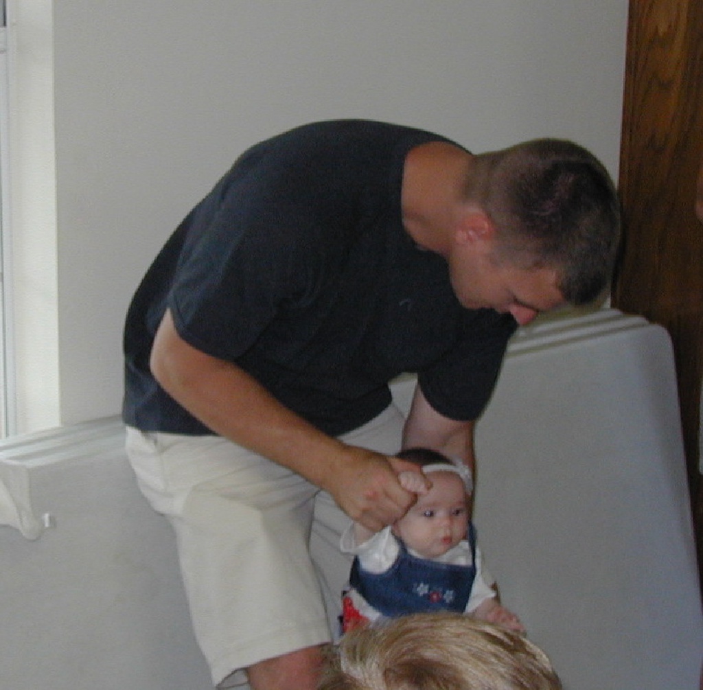2002/05(May)/Dax-1st-Bday/1024x768_2002-05-05-Dax-Bday-35-Justin-Kyla.JPG