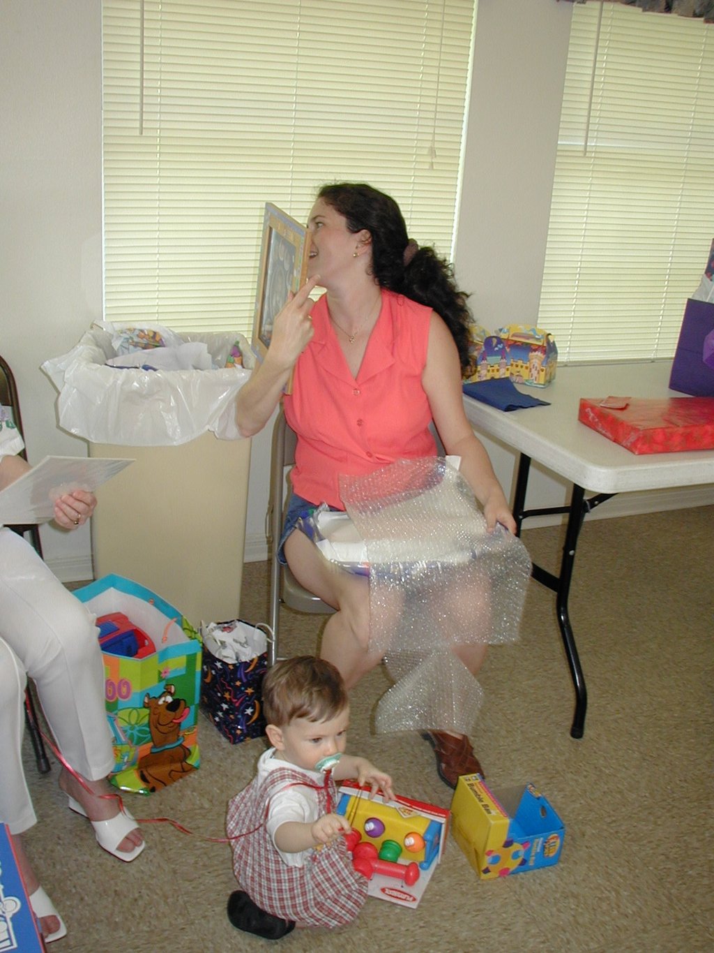 2002/05(May)/Dax-1st-Bday/1024x768_2002-05-05-Dax-Bday-48-presents-Suzi.JPG
